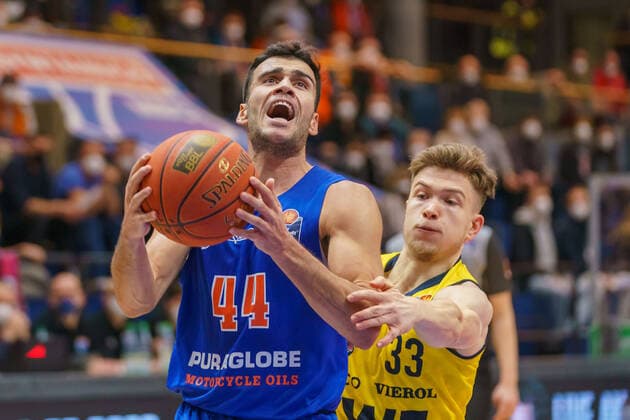 Nikola Rebic MBC, 44 , Bennet Hundt Oldenburg, 33 , Syntainics MBC vs EWE Baskets Oldenburg, Basketball Bundesliga, Maenner, 2021 2022, 12 Spieltag, Nachholspiel, 18 01 2022, Syntainics MBC vs EWE Baskets Oldenburg, Basketball Bundesliga, Maenner, 2021 2022, 12 Spieltag, Nachholspiel, 18 01 2022, Weissenfels Copyright: xEibner-Pressefoto EckehardxSchulzx EP_EER