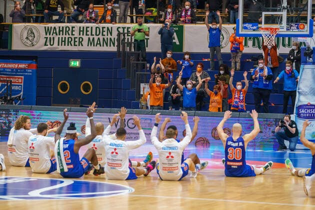 Woelfe celebrate with fans the 87 82 home victory, cheers, Syntainics MBC vs EWE Baskets Oldenburg, Basketball Bundesliga, Maenner, 2021 2022, 12 Spieltag, Nachholspiel, 18 01 2022, Syntainics MBC vs EWE Baskets Oldenburg, Basketball Bundesliga, Maenner, 2021 2022, 12 Spieltag, Nachholspiel, 18 01 2022, Weissenfels Copyright: xEibner-Pressefoto EckehardxSchulzx EP_EER