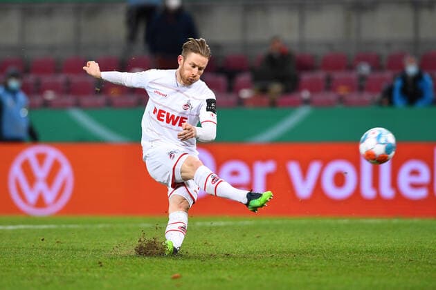 Fußball DFB-Pokal Achtelfinale 1. FC Köln - Hamburger SV am 18.01.2022 im RheinEnergieStadion in Köln Elfmeter Elfmeterschießen Florian Kainz ( Köln ) DFB regulations prohibit any use of photographs as image sequences and or quasi-video. xHDx