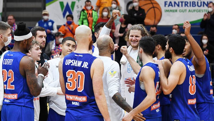 Basketball, 1. Bundesliga, Saison 2021 2022, Nachholspiel 12. Spieltag, SYNTAINICS MBC (Mitteldeutscher Basketball Club Weissenfels) vs. EWE Baskets Oldenburg (18.01.2022) Freude bei den Spielern von Syntainics MBC Weissenfels nach dem 87:82-Sieg beim Spiel Weißenfels gegen EWE Baskets Oldenburg (18.01.2022). Es freuen sich u.a. v.l.n.r. Chris Coffey (Forward MBC Weissenfels, Rueckennummer 22), Reggie Upshaw Jr. (Power Forward MBC Weissenfels, Rueckennummer 30), Sergio Kerusch (Forward MBC Weissenfels, Rueckennummer 7), Goran Huskic (Center MBC Weissenfels, Rueckennummer 23), John Bryant (Center Weissenfels, Rueckennummer 54), Nikola Rebic (Guard MBC Weissenfels, Rueckennummer 44), Jamel Morris (Guard MBC Weissenfels, Rueckennummer 20), Behnam Yakhchali (Guard MBC Weissenfels, Rueckennummer 88), Kostja Mushidi (Weissenfels, Rueckennummer 11) Weißenfels Sachsen-Anhalt Deutschland Stadthalle Weißenfels