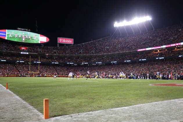 KANSAS CITY, MO - JANUARY 16: A wide view of the field during an AFC wild card playoff game between the Pittsburgh Steelers and Kansas City Chiefs on Jan 16, 2022 at GEHA Field at Arrowhead Stadium in Kansas City, MO. (Photo by Scott Winters Icon Sportswire) NFL, American Football Herren, USA JAN 16 AFC Wild Card - Steelers at Chiefs Icon2201160189