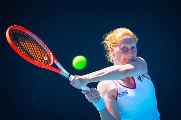 Alison Van Uytvanck WTA, Tennis Damen 56) pictured in action at a tennis match between Belgian Van Uytvanck and Chinese Wang, in the second round of the women s singles at the Australian Open Grand Slam tennis tournament, Wednesday 19 January 2022 in Melbourne Park, Melbourne, Australia. The 2022 edition of the Australian Grand Slam takes place from January 17th to January 30th. PATRICKxHAMILTON  x3703623x