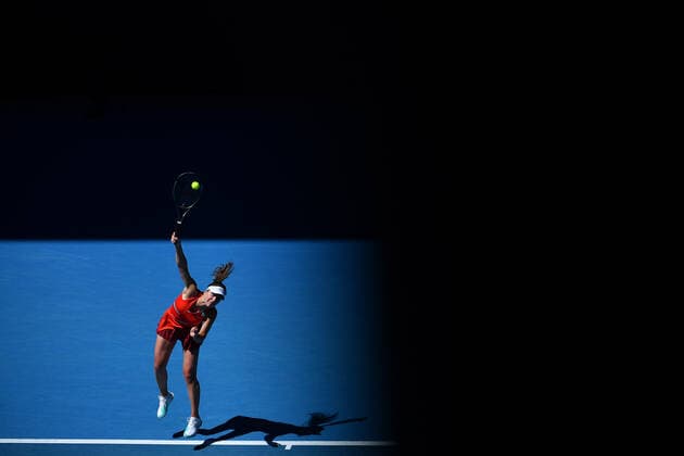 TENNIS AUSTRALIAN OPEN, Elina Svitolina of the Ukraine serves during their womens singles match against Harmony Tan of France on Day three of the Australian Open, at Melbourne Park, in Melbourne, Wednesday, January 19, 2022. ( NO ARCHIVING, EDITORIAL USE ONLY, NO USE IN BOOKS WITHOUT CONSENT MELBOURNE VIC AUSTRALIA  Copyright: xJAMESxROSSx 0148131743st