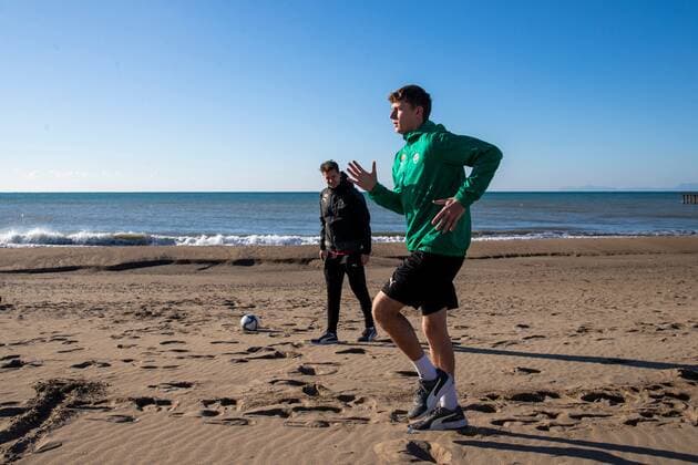 SOCCER - BL, Rapid, training camp BELEK,TURKEY,19.JAN.2022 - SOCCER - ADMIRAL Bundesliga, SK Rapid Wien, training camp. Image shows physio therapist Gerald Kemmer and Lion Schuster (Rapid).  GEPAxpictures xPhilippxBrem