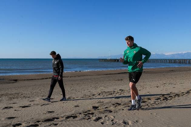 SOCCER - BL, Rapid, training camp BELEK,TURKEY,19.JAN.2022 - SOCCER - ADMIRAL Bundesliga, SK Rapid Wien, training camp. Image shows physio therapist Gerald Kemmer and Lion Schuster (Rapid).  GEPAxpictures xPhilippxBrem