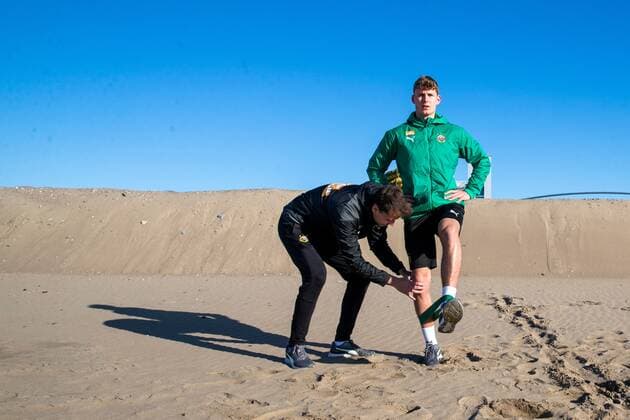 SOCCER - BL, Rapid, training camp BELEK,TURKEY,19.JAN.2022 - SOCCER - ADMIRAL Bundesliga, SK Rapid Wien, training camp. Image shows physio therapist Gerald Kemmer and Lion Schuster (Rapid).  GEPAxpictures xPhilippxBrem