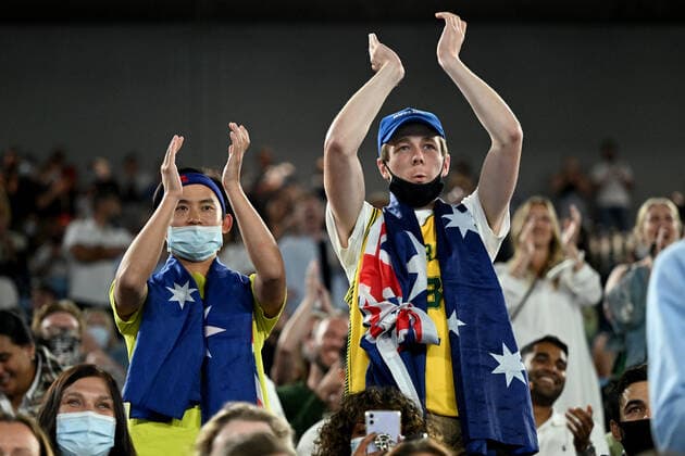 TENNIS AUSTRALIAN OPEN, Spectators are seen in the crowd during the second round Men?s singles match between Alexander Zverev of Germany and John Millman of Australia on Day 3 of the Australian Open, at Melbourne Park, in Melbourne, Wednesday, January 19, 2022. ( NO ARCHIVING, EDITORIAL USE ONLY, NO USE IN BOOKS WITHOUT CONSENT MELBOURNE VIC AUSTRALIA  Copyright: xDAVExHUNTx 20220119001614717901