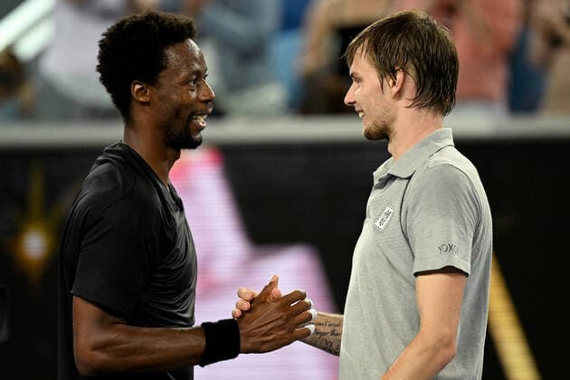 TENNIS AUSTRALIAN OPEN, Gael Monfils of France (left) shakes hands with Alexander Bublik of Khazakstan following their second round Men?s singles match on Day 3 of the Australian Open, at Melbourne Park, in Melbourne, Wednesday, January 19, 2022. ( NO ARCHIVING, EDITORIAL USE ONLY, NO USE IN BOOKS WITHOUT CONSENT MELBOURNE VIC AUSTRALIA  Copyright: xDEANxLEWINSx 20220119001614727063
