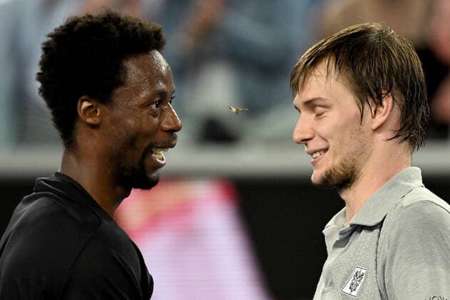Sport Bilder des Tages TENNIS AUSTRALIAN OPEN, A moth flies as Gael Monfils of France (left) shakes hands with Alexander Bublik of Khazakstan following their second round Men?s singles match on Day 3 of the Australian Open, at Melbourne Park, in Melbourne, Wednesday, January 19, 2022. ( NO ARCHIVING, EDITORIAL USE ONLY, NO USE IN BOOKS WITHOUT CONSENT MELBOURNE VIC AUSTRALIA  Copyright: xDEANxLEWINSx 20220119001614727115