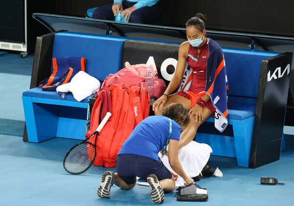 (220119) -- MELBOURNE, Jan. 19, 2022 -- Zheng Qinwen of China recieves a medical service during the Women s Single second round match against Maria Sakkari of Greece at Australian Open 2022 in Melbourne, Australia, on Jan. 19, 2022. ) (SP)AUSTRALIA-MELBOURNE-TENNIS-AUSTRALIAN OPEN-WOMEN S SINGLES BaixXuefei 