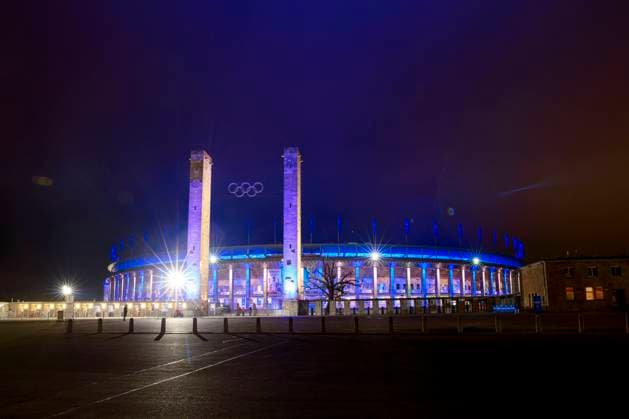 DFB Pokal Derby in Berlin Deutschland, Berlin, 19.01.2022: Das Berliner Olympiastadion blau beleuchtet beim Achtelfinale Derby des DFB Pokals zwischen Hertha BSC und der Köpinicker Eiserne Union.