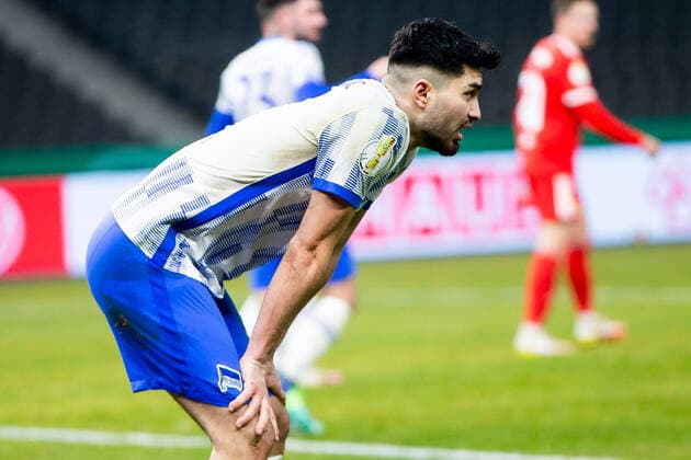 19 01 2022, xfrx, football DFB Pokal Achtelfinale, Hertha BSC Berlin Union Berlin emspor, v l Suat Serdar Hertha BSC DFL DFB REGULATIONS PROHIBIT ANY USE OF PHOTOGRAPHS as IMAGE SEQUENCES and or QUASI VIDEO Berlin