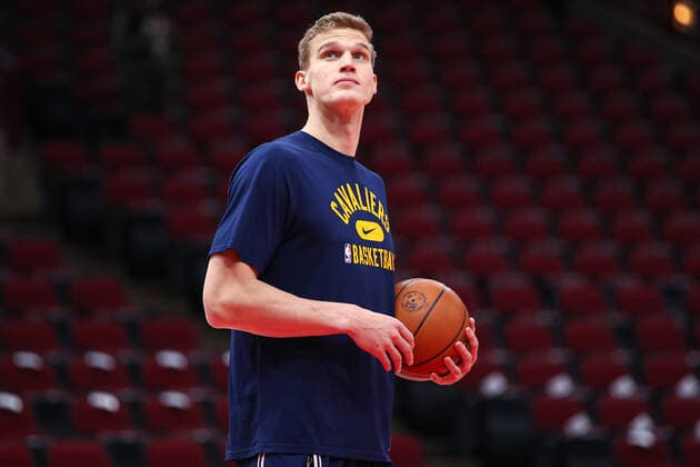 CHICAGO, IL - JANUARY 19: Cleveland Cavaliers Forward Lauri Markkanen (24) looks on before a NBA, Basketball Herren, USA game between the Cleveland Cavaliers and the Chicago Bulls on January 19, 2022 at the United Center in Chicago, IL. (Photo by Melissa Tamez Icon Sportswire) NBA: JAN 19 Cavaliers at Bulls Icon22011901