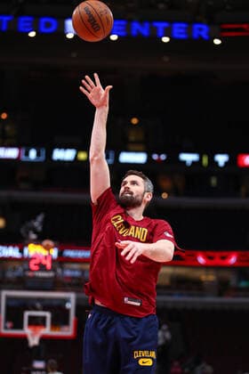 CHICAGO, IL - JANUARY 19:Cleveland Cavaliers Forward Kevin Love (0) shoots the ball in action before a NBA, Basketball Herren, USA game between the Cleveland Cavaliers and the Chicago Bulls on January 19, 2022 at the United Center in Chicago, IL. (Photo by Melissa Tamez Icon Sportswire) NBA: JAN 19 Cavaliers at Bulls Icon22011904