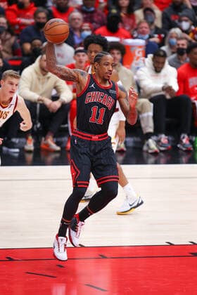 CHICAGO, IL - JANUARY 19: Chicago Bulls Forward DeMar DeRozan (11) goes to the basket during a NBA, Basketball Herren, USA game between the Cleveland Cavaliers and the Chicago Bulls on January 19, 2022 at the United Center in Chicago, IL. (Photo by Melissa Tamez Icon Sportswire) NBA: JAN 19 Cavaliers at Bulls Icon22011908