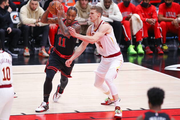CHICAGO, IL - JANUARY 19: Chicago Bulls Forward DeMar DeRozan (11) is guarded by Cleveland Cavaliers Forward Lauri Markkanen (24) during a NBA, Basketball Herren, USA game between the Cleveland Cavaliers and the Chicago Bulls on January 19, 2022 at the United Center in Chicago, IL. (Photo by Melissa Tamez Icon Sportswire) NBA: JAN 19 Cavaliers at Bulls Icon22011912