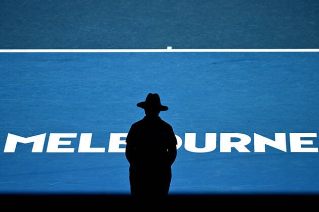Sport Bilder des Tages TENNIS AUSTRALIAN OPEN, A security guard watches on during the second round Women?s singles match between Xinyu Wang of China and Aryna Sabelenka of Belarus on day 4 of the Australian Open at Melbourne Park in Melbourne, Thursday, January 20, 2022. ( NO ARCHIVING, EDITORIAL USE ONLY, NO USE IN BOOKS WITHOUT CONSENT MELBOURNE VICTORIA AUSTRALIA  Copyright: xDEANxLEWINSx 20220120001615082444