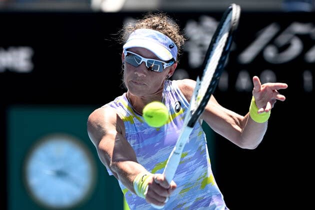 TENNIS AUSTRALIAN OPEN, Samantha Stosur of Australia plays a shot during her second round Women?s singles match against Anastasia Pavlyuchenkova of Russia on day 4 of the Australian Open at Melbourne Park in Melbourne, Thursday, January 20, 2022. ( NO ARCHIVING, EDITORIAL USE ONLY, NO USE IN BOOKS WITHOUT CONSENT MELBOURNE VICTORIA AUSTRALIA  Copyright: xDAVExHUNTx 20220120001615084668