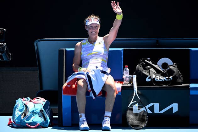 TENNIS AUSTRALIAN OPEN, Samantha Stosur of Australia gestures to the crowd as she retires from singles tennis following her second round Women?s singles match against Anastasia Pavlyuchenkova of Russia on day 4 of the Australian Open at Melbourne Park in Melbourne, Thursday, January 20, 2022. ( NO ARCHIVING, EDITORIAL USE ONLY, NO USE IN BOOKS WITHOUT CONSENT MELBOURNE VICTORIA AUSTRALIA  Copyright: xDAVExHUNTx 20220120001615087905