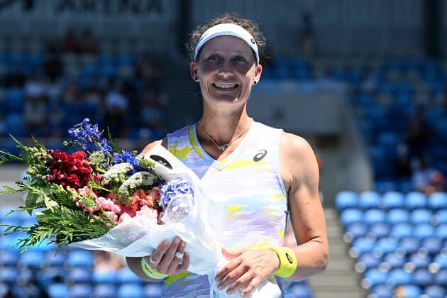 TENNIS AUSTRALIAN OPEN, Samantha Stosur of Australia receives flowers as she retires from singles tennis following her second round Women?s singles match against Anastasia Pavlyuchenkova of Russia on day 4 of the Australian Open at Melbourne Park in Melbourne, Thursday, January 20, 2022. ( NO ARCHIVING, EDITORIAL USE ONLY, NO USE IN BOOKS WITHOUT CONSENT MELBOURNE VICTORIA AUSTRALIA  Copyright: xDAVExHUNTx 20220120001615091665