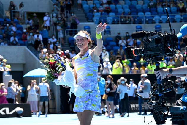 TENNIS AUSTRALIAN OPEN, Samantha Stosur of Australia gestures to the crowd as she retires from singles tennis following her second round Women?s singles match against Anastasia Pavlyuchenkova of Russia on day 4 of the Australian Open at Melbourne Park in Melbourne, Thursday, January 20, 2022. ( NO ARCHIVING, EDITORIAL USE ONLY, NO USE IN BOOKS WITHOUT CONSENT MELBOURNE VICTORIA AUSTRALIA  Copyright: xDAVExHUNTx 20220120001615091745