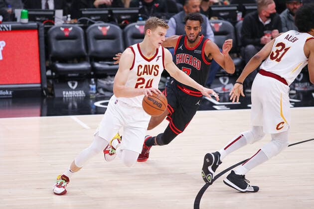 CHICAGO, IL - JANUARY 19: Cleveland Cavaliers Forward Lauri Markkanen (24) dribbles the ball in action during a NBA, Basketball Herren, USA game between the Cleveland Cavaliers and the Chicago Bulls on January 19, 2022 at the United Center in Chicago, IL. (Photo by Melissa Tamez Icon Sportswire) NBA: JAN 19 Cavaliers at Bulls Icon22011925
