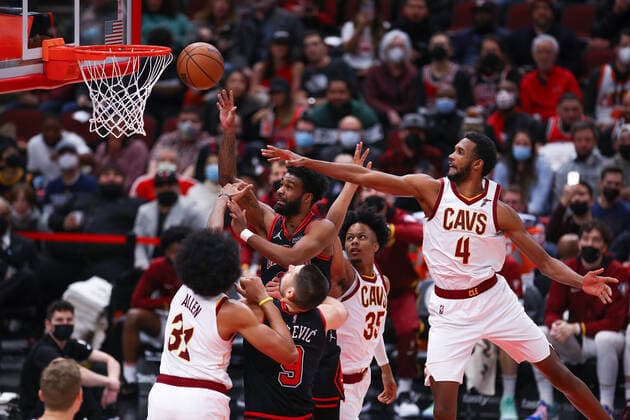 Sport Bilder des Tages CHICAGO, IL - JANUARY 19: Chicago Bulls Guard Coby White (0) drives to the basket for a layup while being defended by Cleveland Cavaliers Forward Evan Mobley (4) during a NBA, Basketball Herren, USA game between the Cleveland Cavaliers and the Chicago Bulls on January 19, 2022 at the United Center in Chicago, IL. (Photo by Melissa Tamez Icon Sportswire) NBA: JAN 19 Cavaliers at Bulls Icon22011928