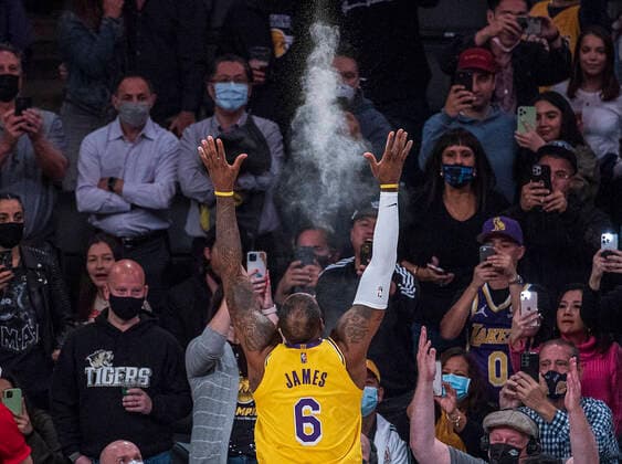 January 19, 2022, Los Angeles, California, USA: LeBron James 6 of the Los Angeles Lakers performs his powder ritual prior to their NBA, Basketball Herren, USA game against the Indiana Pacers on Wednesday January 19, 2022 at Crypto.com Arena in Los Angeles, California. PI Los Angeles USA - ZUMAp124 20220119_zaa_p124_001 Copyright: xJAVIERxROJASx