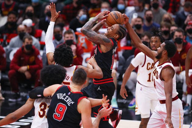 CHICAGO, IL - JANUARY 19: Cleveland Cavaliers Forward Evan Mobley (4) steals the ball from Chicago Bulls Forward DeMar DeRozan (11) during a NBA, Basketball Herren, USA game between the Cleveland Cavaliers and the Chicago Bulls on January 19, 2022 at the United Center in Chicago, IL. (Photo by Melissa Tamez Icon Sportswire) NBA: JAN 19 Cavaliers at Bulls Icon22011929