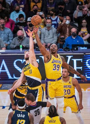 January 19, 2022, Los Angeles, California, USA: Dwight Howard 39 of the Los Angeles Lakers and Domantas Sabonis 11 of the Indiana Pacers jump for the tipoff to start their NBA, Basketball Herren, USA game on Wednesday January 19, 2022 at Crypto.com Arena in Los Angeles, California. PI Los Angeles USA - ZUMAp124 20220119_zaa_p124_002 Copyright: xJAVIERxROJASx