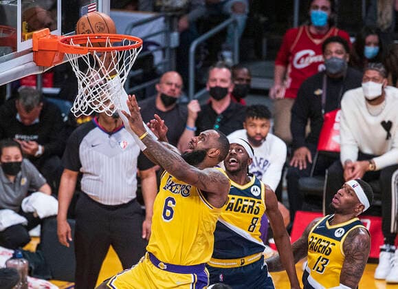 January 19, 2022, Los Angeles, California, USA: LeBron James 6 of the Los Angeles Lakers puts up a layup during their NBA, Basketball Herren, USA game against the Indiana Pacers on Wednesday January 19, 2022 at Crypto.com Arena in Los Angeles, California. PI Los Angeles USA - ZUMAp124 20220119_zaa_p124_011 Copyright: xJAVIERxROJASx