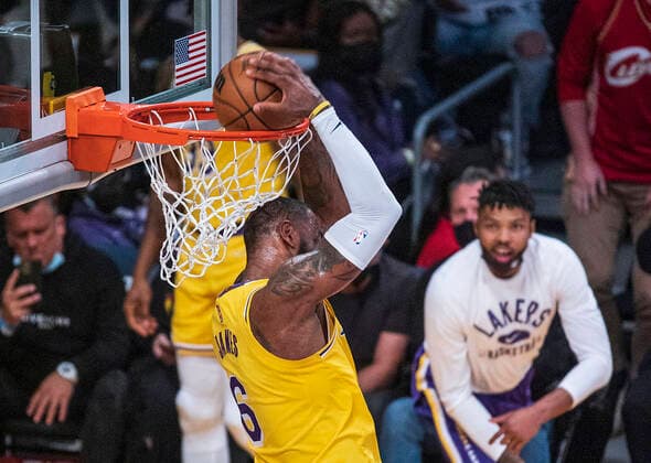 January 19, 2022, Los Angeles, California, USA: LeBron James 6 of the Los Angeles Lakers puts up a reverse layup during their NBA, Basketball Herren, USA game against the Indiana Pacers on Wednesday January 19, 2022 at Crypto.com Arena in Los Angeles, California. PI Los Angeles USA - ZUMAp124 20220119_zaa_p124_013 Copyright: xJAVIERxROJASx