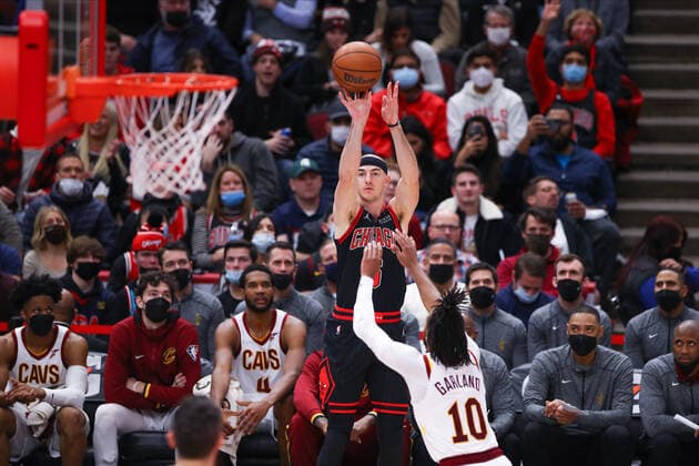 CHICAGO, IL - JANUARY 19: Chicago Bulls Forward Alex Caruso (6) shoots a three point basket during a NBA, Basketball Herren, USA game between the Cleveland Cavaliers and the Chicago Bulls on January 19, 2022 at the United Center in Chicago, IL. (Photo by Melissa Tamez Icon Sportswire) NBA: JAN 19 Cavaliers at Bulls Icon22011933