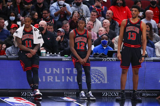 CHICAGO, IL - JANUARY 19: Chicago Bulls Forward DeMar DeRozan (11) Chicago Bulls Guard Ayo Dosunmu (12) and Chicago Bulls Center Tony Bradley (13) wait to check into the game during a NBA, Basketball Herren, USA game between the Cleveland Cavaliers and the Chicago Bulls on January 19, 2022 at the United Center in Chicago, IL. (Photo by Melissa Tamez Icon Sportswire) NBA: JAN 19 Cavaliers at Bulls Icon22011936
