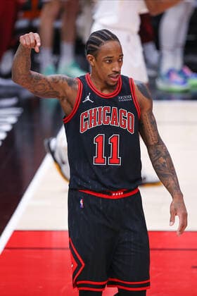CHICAGO, IL - JANUARY 19: Chicago Bulls Forward DeMar DeRozan (11) points after being fouled during a NBA, Basketball Herren, USA game between the Cleveland Cavaliers and the Chicago Bulls on January 19, 2022 at the United Center in Chicago, IL. (Photo by Melissa Tamez Icon Sportswire) NBA: JAN 19 Cavaliers at Bulls Icon22011939
