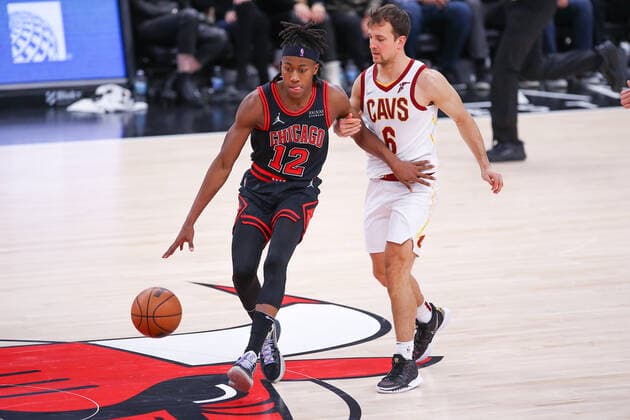 CHICAGO, IL - JANUARY 19: Chicago Bulls Guard Ayo Dosunmu (12) dribbles the ball in action during a NBA, Basketball Herren, USA game between the Cleveland Cavaliers and the Chicago Bulls on January 19, 2022 at the United Center in Chicago, IL. (Photo by Melissa Tamez Icon Sportswire) NBA: JAN 19 Cavaliers at Bulls Icon22011941