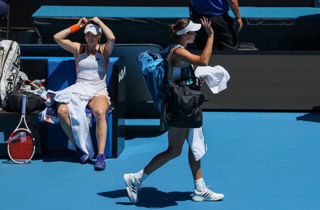 (220120) -- MELBOURNE, Jan. 20, 2022 -- Garbine Muguruza (R) of Spain greets the audience after the Women s Singles second round match against Alize Cornet of France at Australian Open in Melbourne Park, in Melbourne, Australia, on Jan. 20, 2022. ) (SP)AUSTRALIA-MELBOURNE-TENNIS-AUSTRALIAN OPEN-WOMEN S SINGLES-SECOND ROUND BaixXuefei 