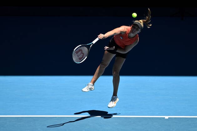 TENNIS AUSTRALIAN OPEN, Maddison Inglis of Australia serves during her second round Women?s singles match against Hailey Baptiste of the USA on day 4 of the Australian Open at Melbourne Park in Melbourne, Thursday, January 20, 2022. ( NO ARCHIVING, EDITORIAL USE ONLY, NO USE IN BOOKS WITHOUT CONSENT MELBOURNE VICTORIA AUSTRALIA  Copyright: xJOELxCARRETTx 20220120001615104146