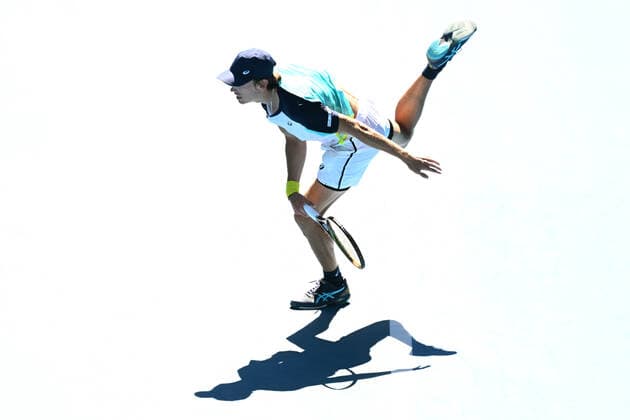 TENNIS AUSTRALIAN OPEN, Alex de Minaur of Australia serves during his second round Men?s singles match against Kamil Majchrzak of Poland on day 4 of the Australian Open at Melbourne Park in Melbourne, Thursday, January 20, 2022. ( NO ARCHIVING, EDITORIAL USE ONLY, NO USE IN BOOKS WITHOUT CONSENT MELBOURNE VICTORIA AUSTRALIA  Copyright: xDEANxLEWINSx 20220120001615105389
