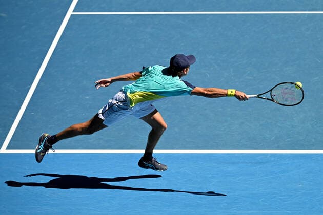TENNIS AUSTRALIAN OPEN, Alex de Minaur of Australia plays a shot during his second round Men?s singles match against Kamil Majchrzak of Poland on day 4 of the Australian Open at Melbourne Park in Melbourne, Thursday, January 20, 2022. ( NO ARCHIVING, EDITORIAL USE ONLY, NO USE IN BOOKS WITHOUT CONSENT MELBOURNE VICTORIA AUSTRALIA  Copyright: xDEANxLEWINSx 20220120001615105444