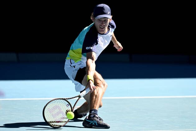 TENNIS AUSTRALIAN OPEN, Alex de Minaur of Australia plays a shot during his second round Men?s singles match against Kamil Majchrzak of Poland on day 4 of the Australian Open at Melbourne Park in Melbourne, Thursday, January 20, 2022. ( NO ARCHIVING, EDITORIAL USE ONLY, NO USE IN BOOKS WITHOUT CONSENT MELBOURNE VICTORIA AUSTRALIA  Copyright: xDEANxLEWINSx 20220120001615105499