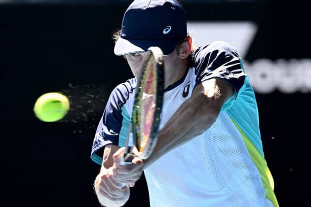 TENNIS AUSTRALIAN OPEN, Alex de Minaur of Australia plays a shot during his second round Men?s singles match against Kamil Majchrzak of Poland on day 4 of the Australian Open at Melbourne Park in Melbourne, Thursday, January 20, 2022. ( NO ARCHIVING, EDITORIAL USE ONLY, NO USE IN BOOKS WITHOUT CONSENT MELBOURNE VICTORIA AUSTRALIA  Copyright: xDEANxLEWINSx 20220120001615105549