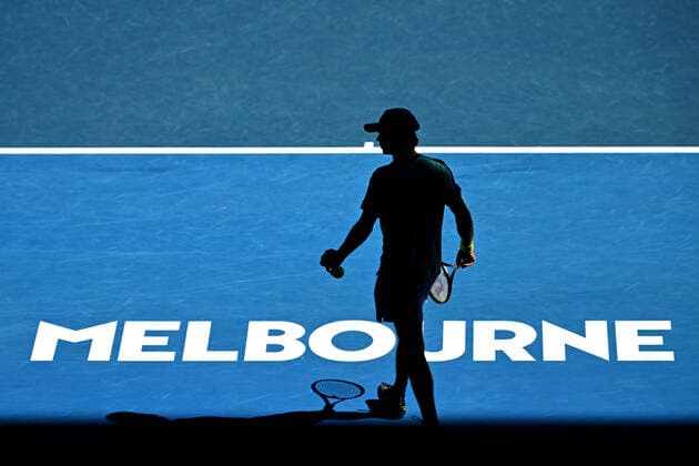 TENNIS AUSTRALIAN OPEN, Alex de Minaur of Australia prepares to serve during his second round Men?s singles match against Kamil Majchrzak of Poland on day 4 of the Australian Open at Melbourne Park in Melbourne, Thursday, January 20, 2022. ( NO ARCHIVING, EDITORIAL USE ONLY, NO USE IN BOOKS WITHOUT CONSENT MELBOURNE VICTORIA AUSTRALIA  Copyright: xDEANxLEWINSx 20220120001615105575