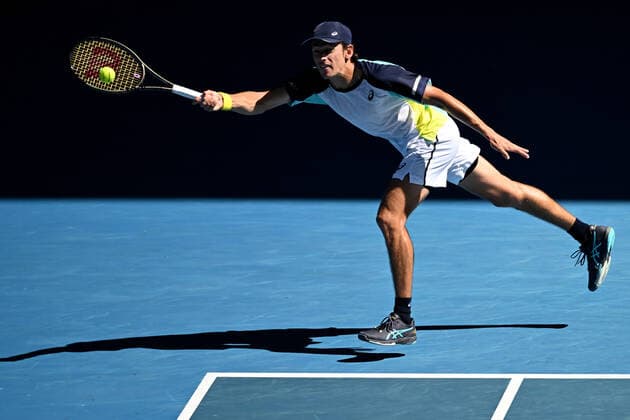 TENNIS AUSTRALIAN OPEN, Alex de Minaur of Australia plays a shot during his second round Men?s singles match against Kamil Majchrzak of Poland on day 4 of the Australian Open at Melbourne Park in Melbourne, Thursday, January 20, 2022. ( NO ARCHIVING, EDITORIAL USE ONLY, NO USE IN BOOKS WITHOUT CONSENT MELBOURNE VICTORIA AUSTRALIA  Copyright: xDEANxLEWINSx 20220120001615105628