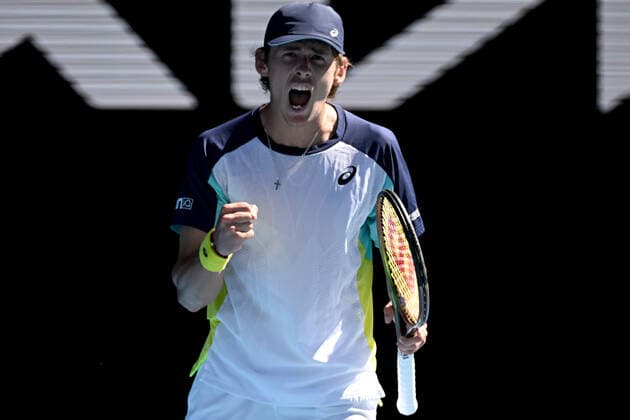 TENNIS AUSTRALIAN OPEN, Alex de Minaur of Australia gestures during his second round Men?s singles match against Kamil Majchrzak of Poland on day 4 of the Australian Open at Melbourne Park in Melbourne, Thursday, January 20, 2022. ( NO ARCHIVING, EDITORIAL USE ONLY, NO USE IN BOOKS WITHOUT CONSENT MELBOURNE VICTORIA AUSTRALIA  Copyright: xDEANxLEWINSx 20220120001615105899