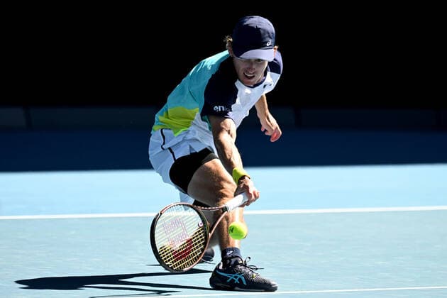 TENNIS AUSTRALIAN OPEN, Alex de Minaur of Australia plays a shot during his second round Men?s singles match against Kamil Majchrzak of Poland on day 4 of the Australian Open at Melbourne Park in Melbourne, Thursday, January 20, 2022. ( NO ARCHIVING, EDITORIAL USE ONLY, NO USE IN BOOKS WITHOUT CONSENT MELBOURNE VICTORIA AUSTRALIA  Copyright: xDEANxLEWINSx 20220120001615106249