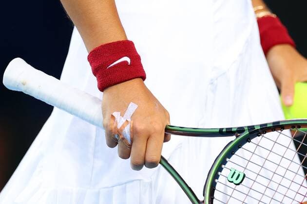 Mandatory Credit: Photo by Ella Ling Shutterstock (12765065gq) The blistered hand of Emma Raducanu during her second round match Australian Open, Day Four, Tennis, Melbourne Park, Melbourne, Australia - 20 Jan 2022 Australian Open, Day Four, Tennis, Melbourne Park, Melbourne, Australia - 20 Jan 2022 Copyright: xEllaxLing Shutterstockx 12765065gq