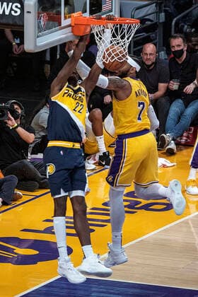 January 19, 2022, Los Angeles, California, USA: Camelo Anthony 7 of the Los Angeles Lakers is unable to stop a dunk by Caris LeVert 22 of the Indiana Pacers during their NBA, Basketball Herren, USA game on Wednesday January 19, 2022 at Crypto.com Arena in Los Angeles, California. PI Los Angeles USA - ZUMAp124 20220119_zaa_p124_036 Copyright: xJAVIERxROJASx
