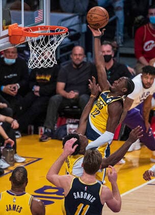 January 19, 2022, Los Angeles, California, USA: Caris LeVert 22 of the Indiana Pacers puts up a layup during their NBA, Basketball Herren, USA game against the Los Angeles Lakers on Wednesday January 19, 2022 at Crypto.com Arena in Los Angeles, California. PI Los Angeles USA - ZUMAp124 20220119_zaa_p124_037 Copyright: xJAVIERxROJASx