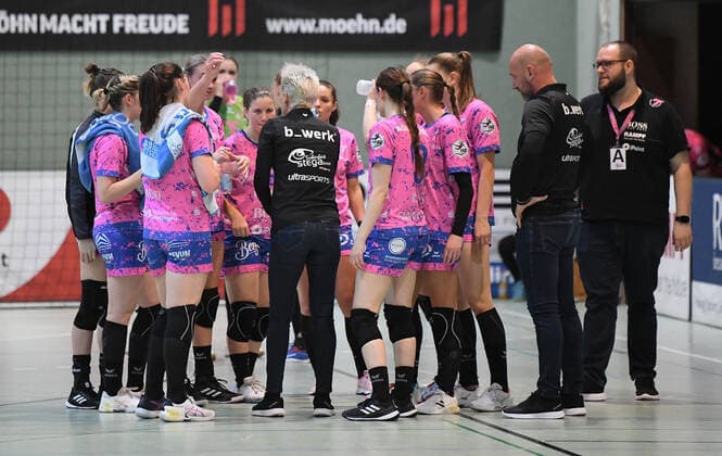 Handball 1 Bundesliga Women 2021 2022 TUSSIES Metzingen SG BBM Bietigheim 19 01 2022 Team circle TUSSIES Metzingen Silje Broens Petersen r and coach Edina Rott li